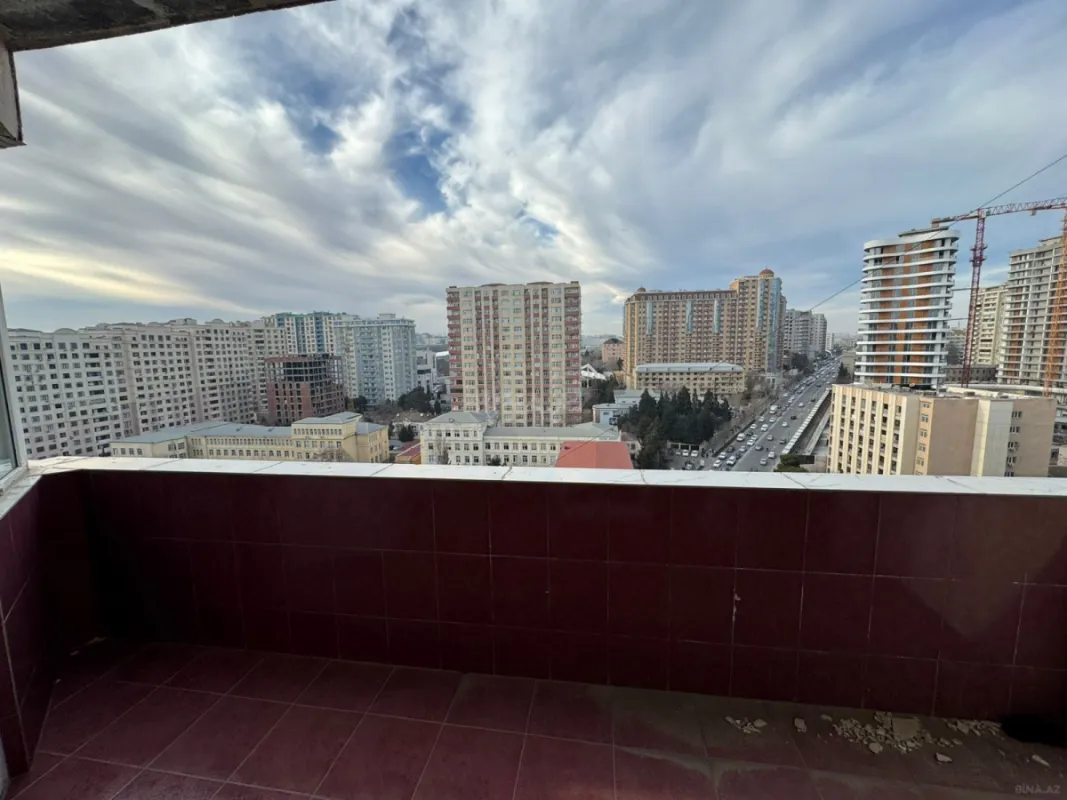 Satılır 3 otaqlı mənzil 145 m²