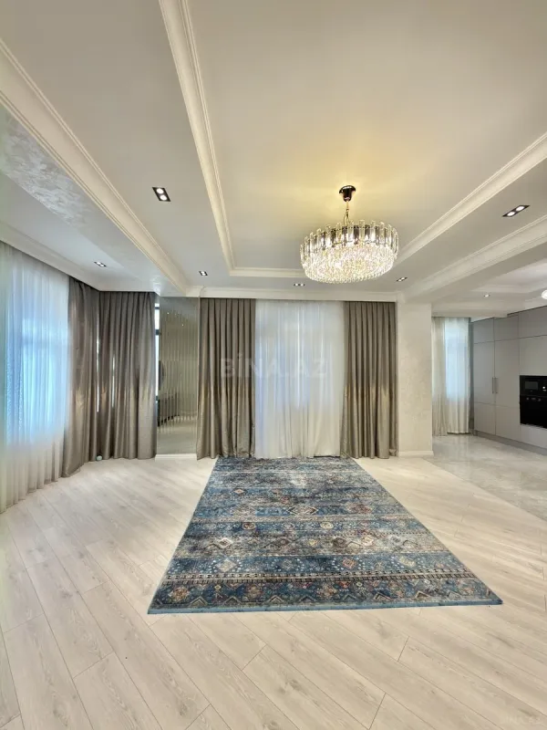 Satılır 3 otaqlı mənzil 135 m²