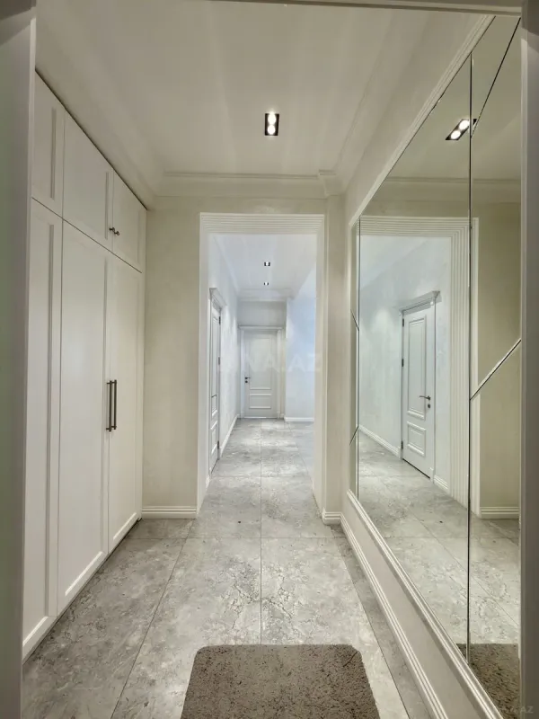 Satılır 3 otaqlı mənzil 135 m²