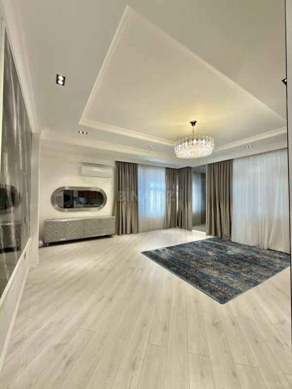 Satılır 3 otaqlı mənzil 135 m²