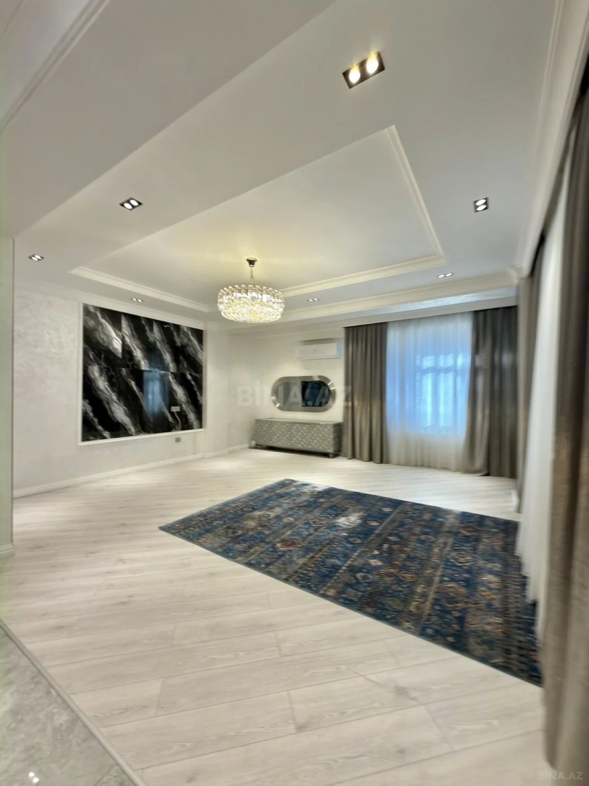Satılır 3 otaqlı mənzil 135 m²