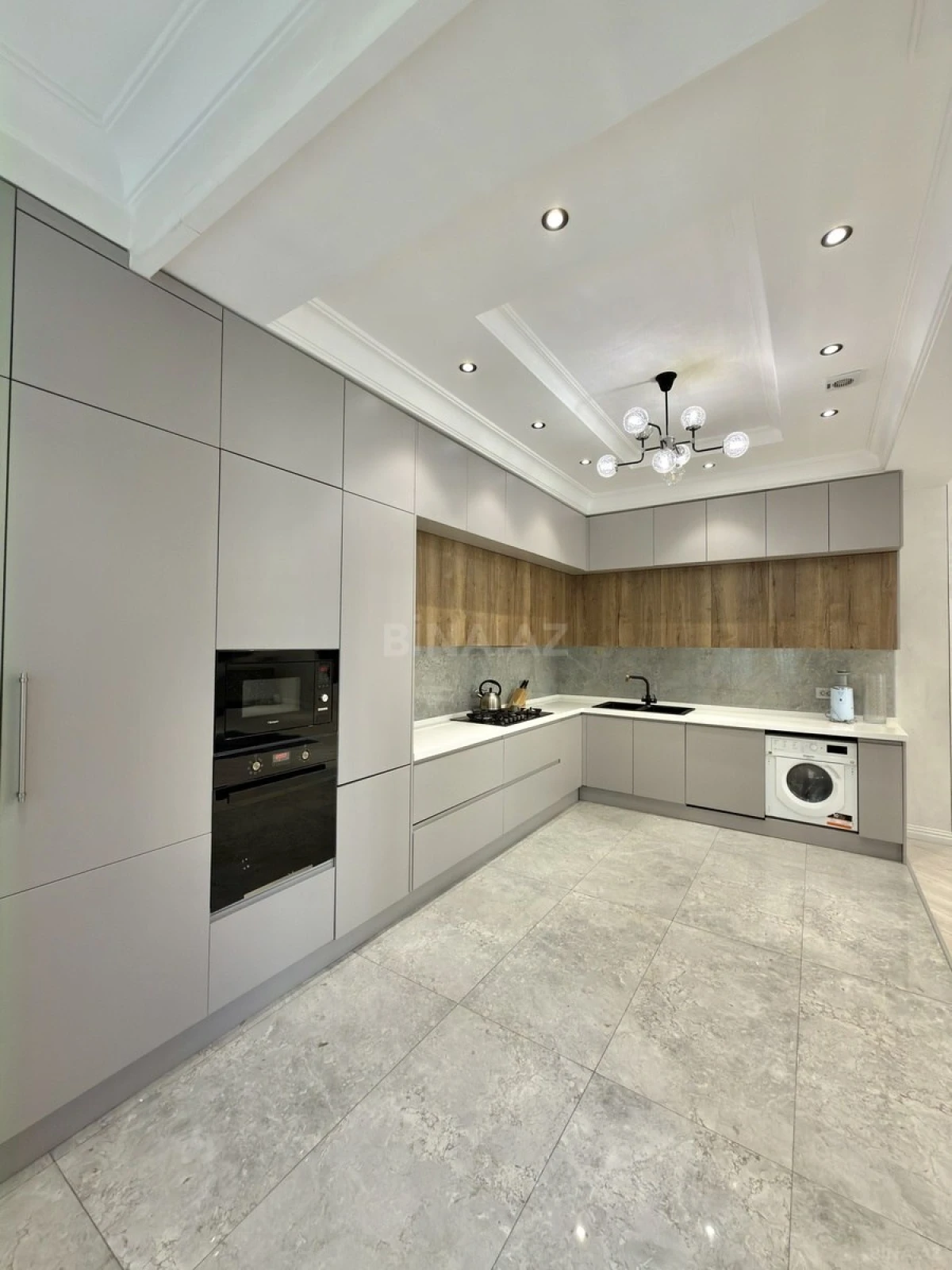 Satılır 3 otaqlı mənzil 135 m²