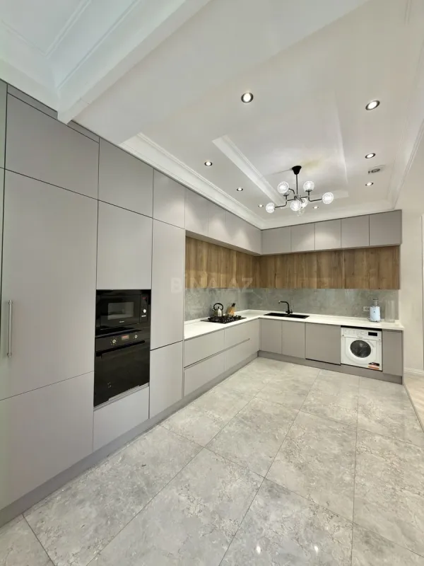 Satılır 3 otaqlı mənzil 135 m²