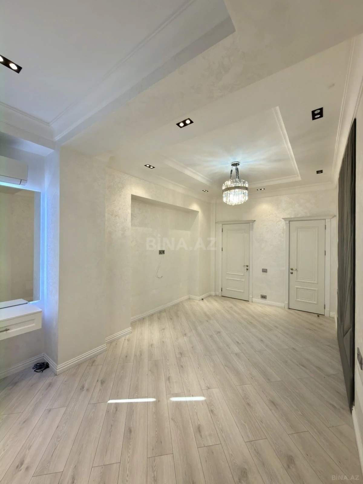 Satılır 3 otaqlı mənzil 135 m²