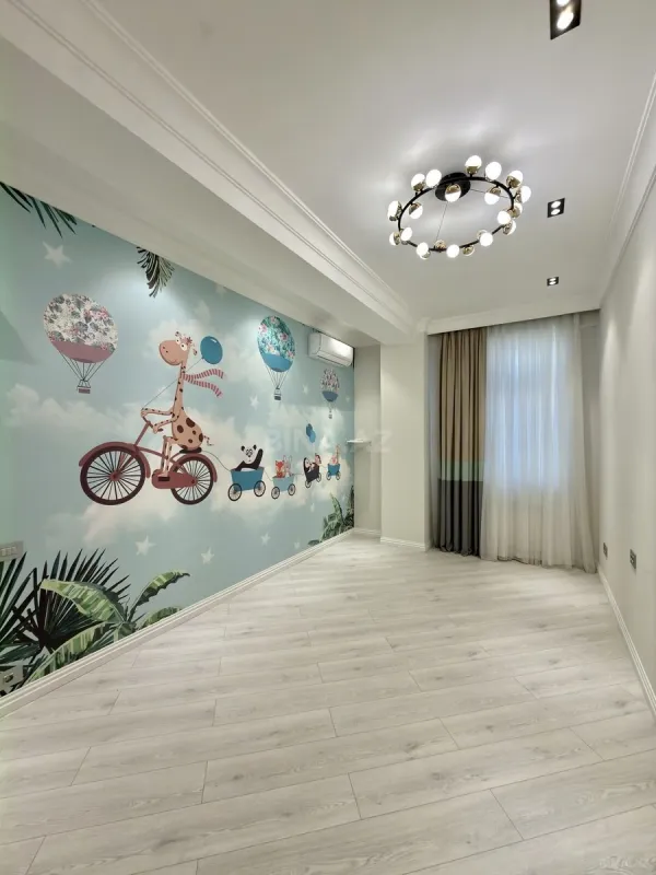 Satılır 3 otaqlı mənzil 135 m²