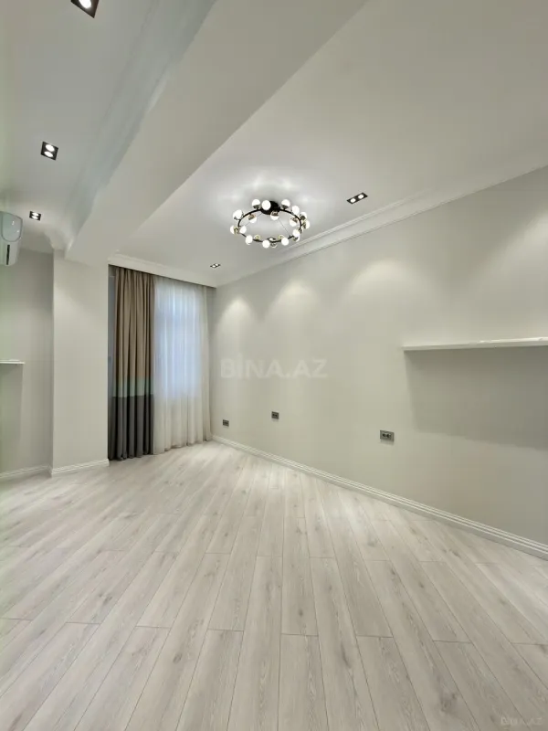 Satılır 3 otaqlı mənzil 135 m²