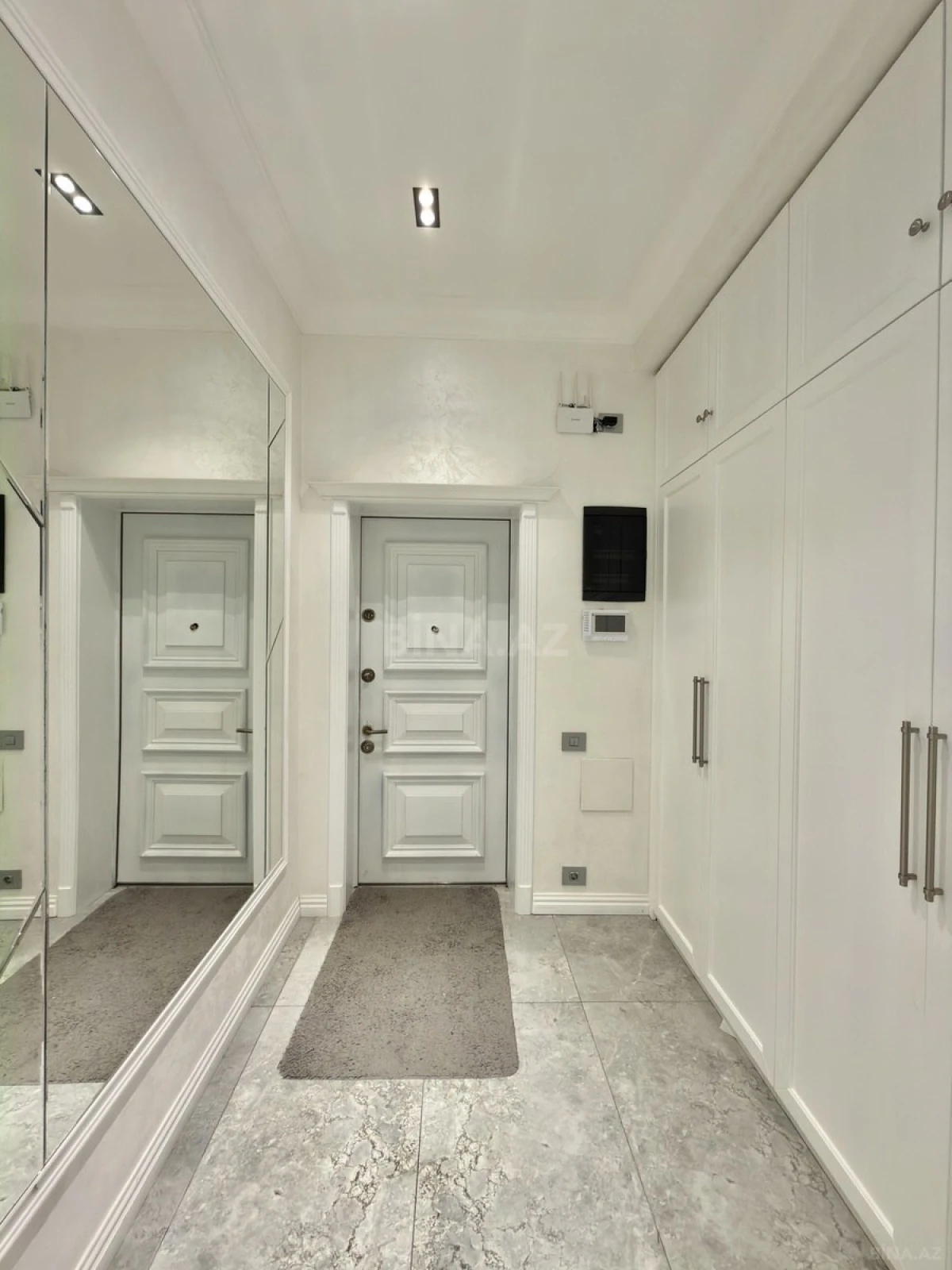 Satılır 3 otaqlı mənzil 135 m²