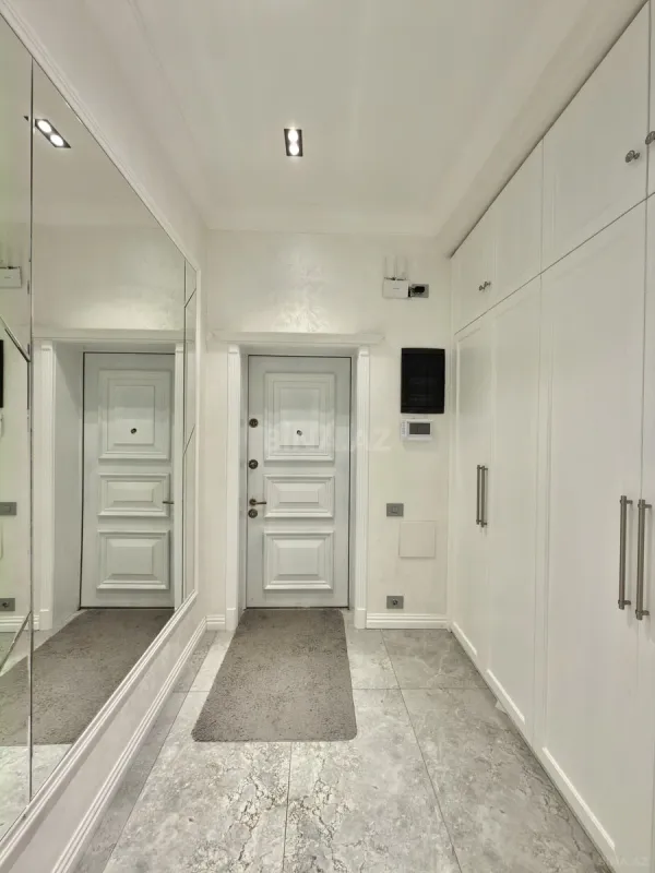 Satılır 3 otaqlı mənzil 135 m²