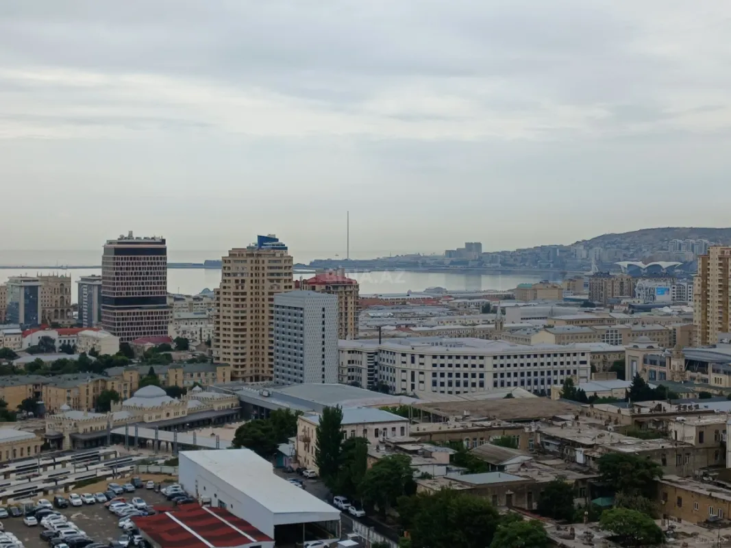 Satılır 4 otaqlı mənzil 186.5 m²