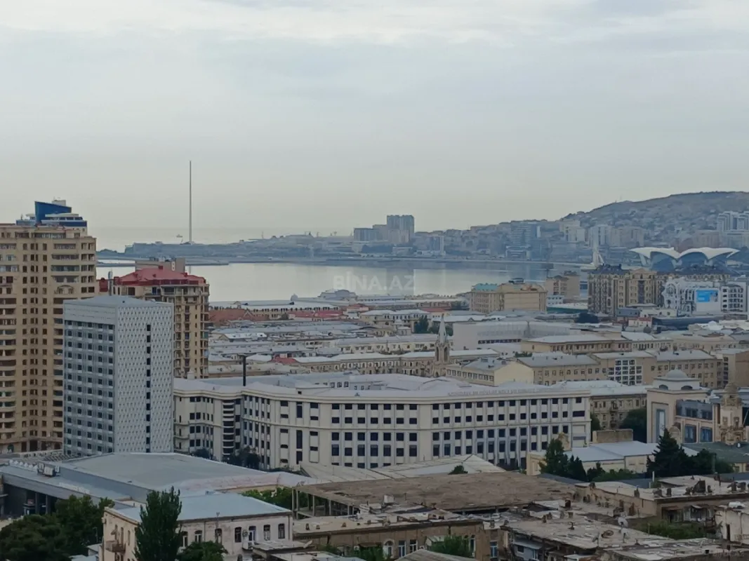 Satılır 4 otaqlı mənzil 186.5 m²