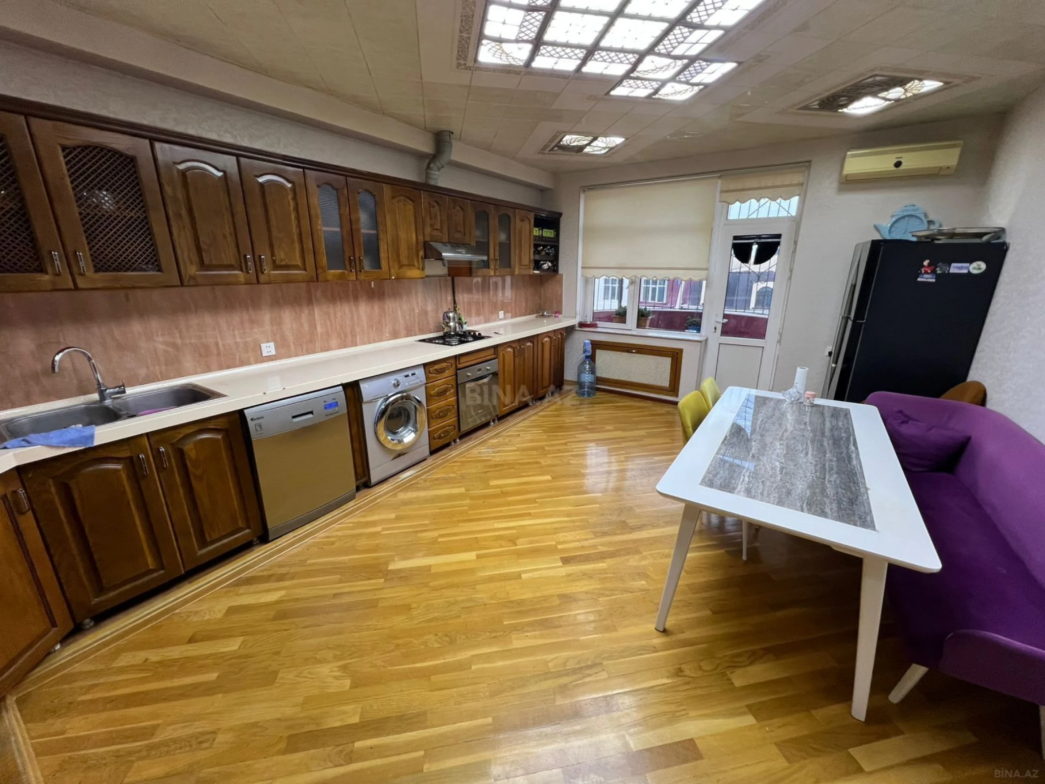Satılır 4 otaqlı mənzil 183 m²