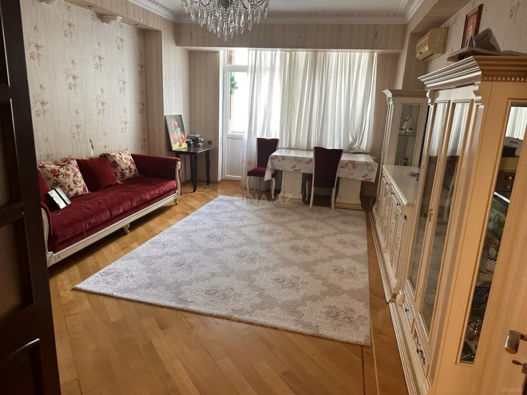Kirayə verilir 4 otaqlı mənzil 185 m²