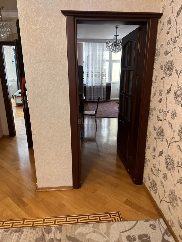Kirayə verilir 4 otaqlı mənzil 185 m²