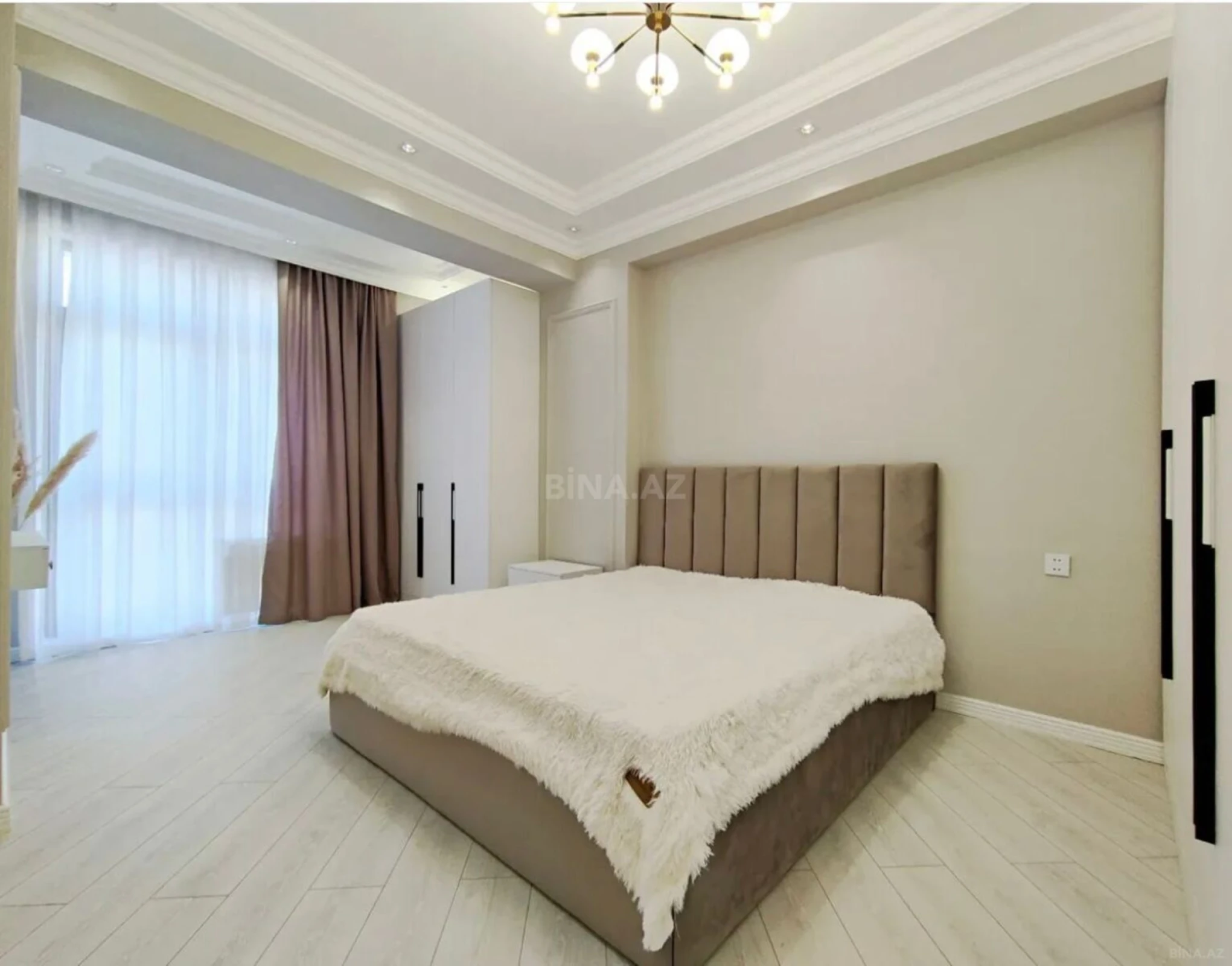 Satılır 4 otaqlı mənzil 185 m²