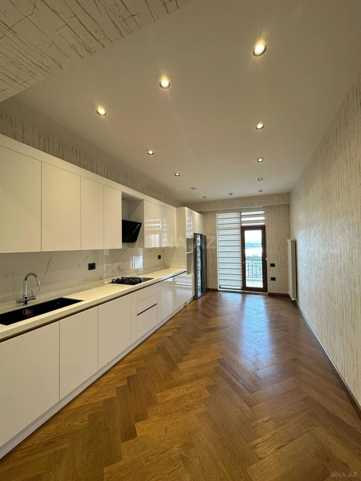 Satılır 4 otaqlı mənzil 185 m²