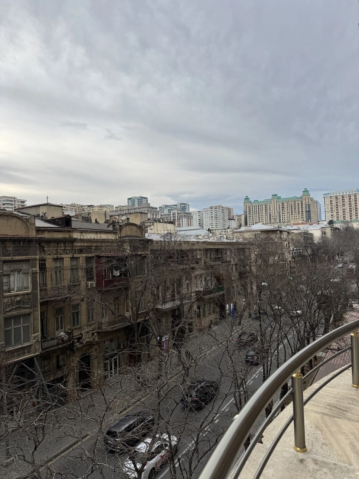 Satılır 4 otaqlı mənzil 310 m²