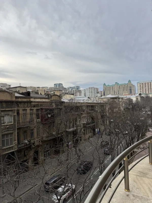 Satılır 4 otaqlı mənzil 310 m²