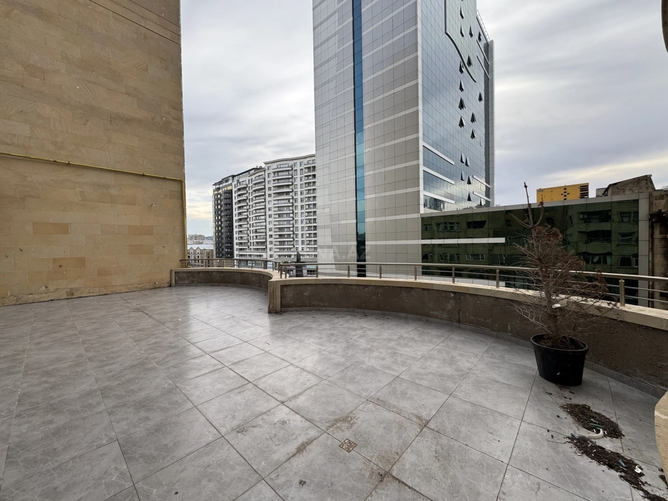 Satılır 4 otaqlı mənzil 310 m²