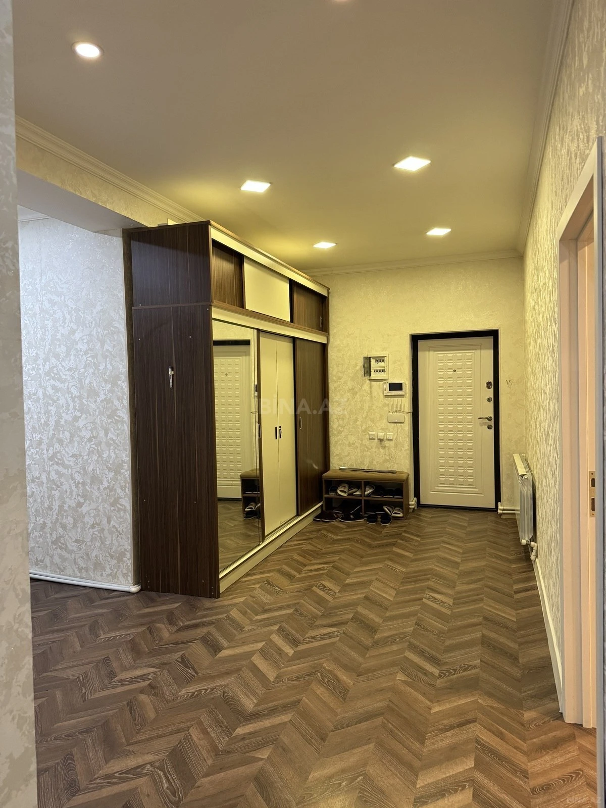 Satılır 4 otaqlı mənzil 310 m²