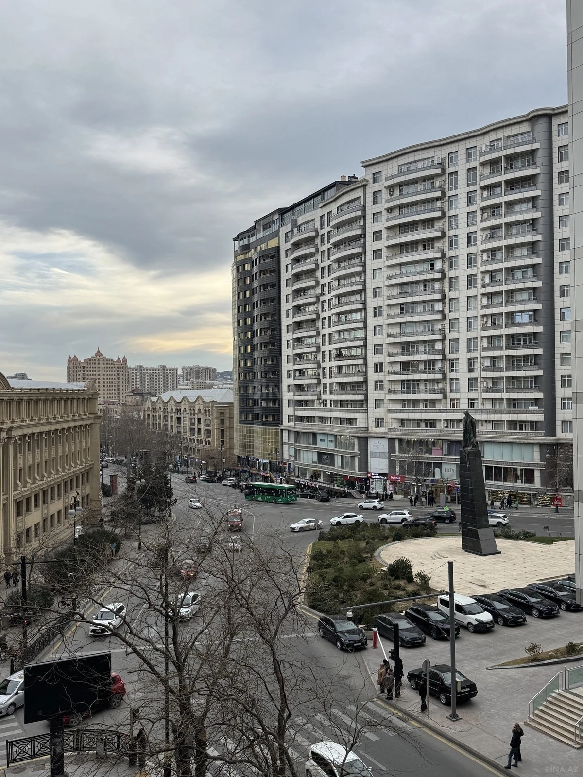 Satılır 4 otaqlı mənzil 310 m²