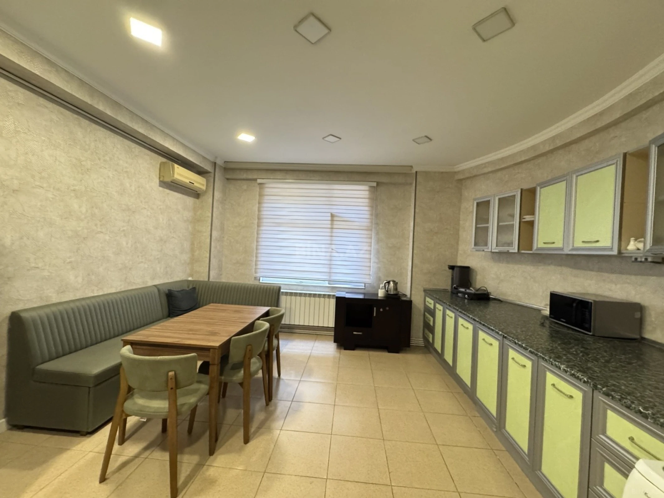 Satılır 4 otaqlı mənzil 310 m²