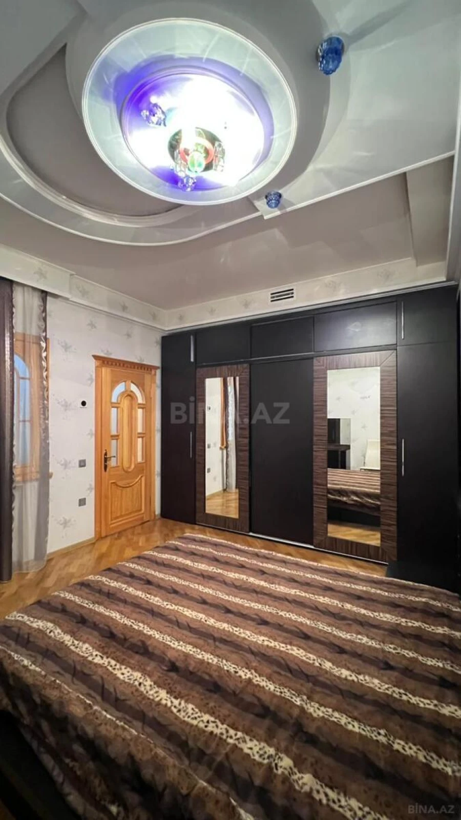Satılır 5 otaqlı mənzil 190 m²