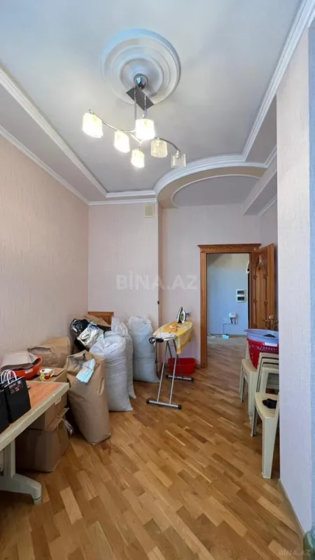 Satılır 5 otaqlı mənzil 190 m²