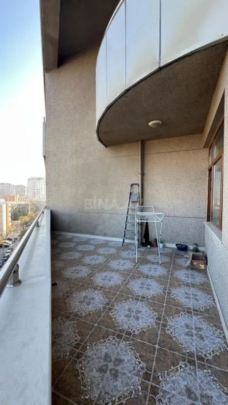 Satılır 5 otaqlı mənzil 190 m²