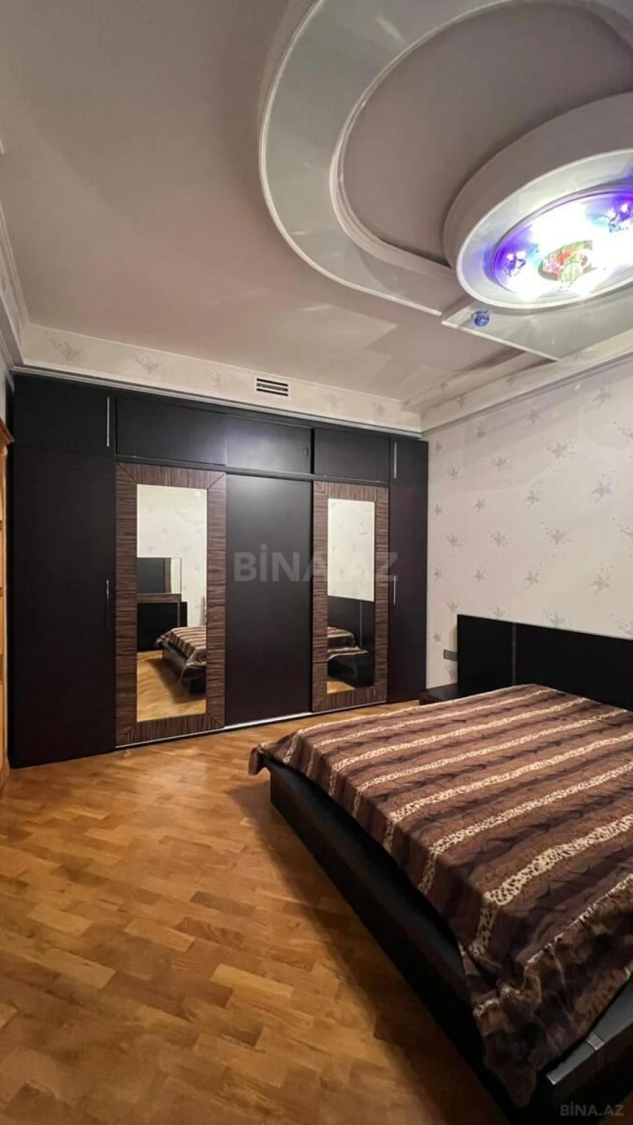 Satılır 5 otaqlı mənzil 190 m²