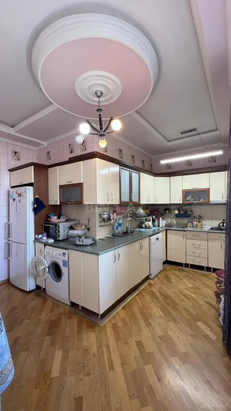 Satılır 5 otaqlı mənzil 190 m²