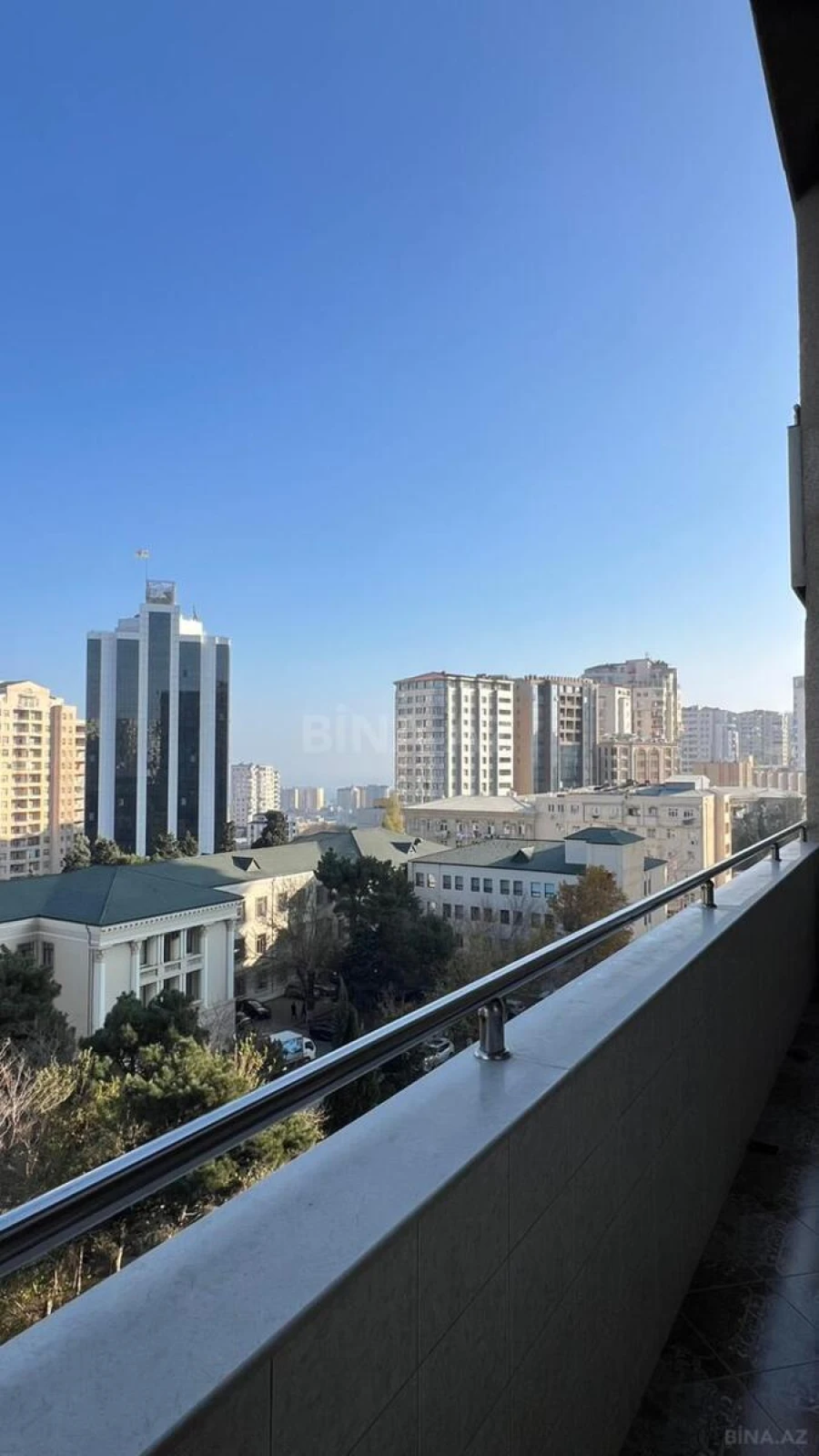 Satılır 5 otaqlı mənzil 190 m²
