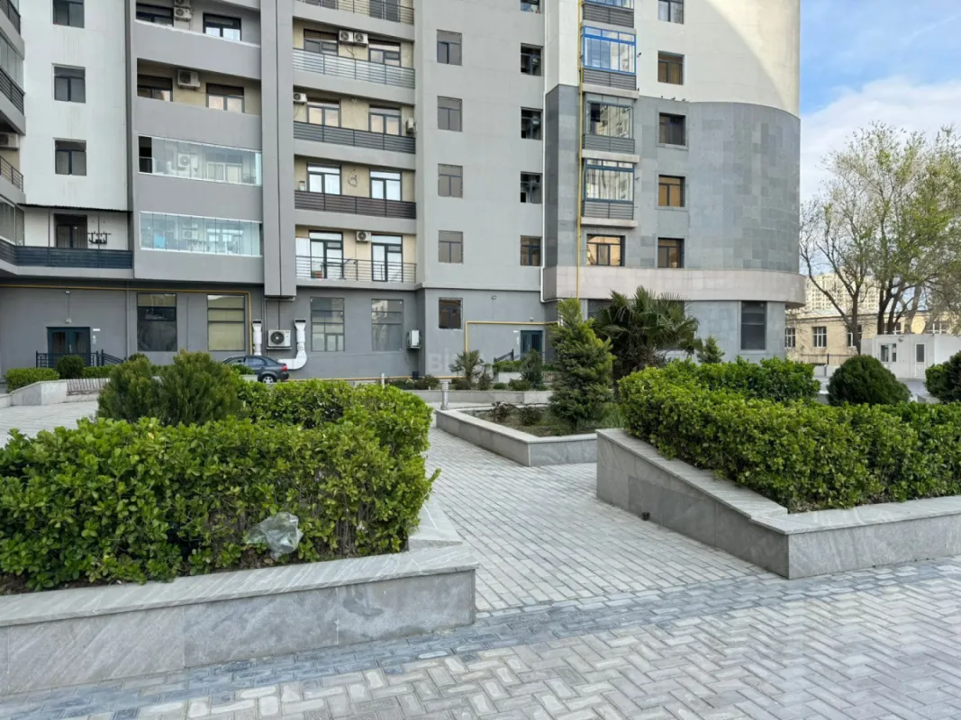 Satılır 4 otaqlı mənzil 253 m²