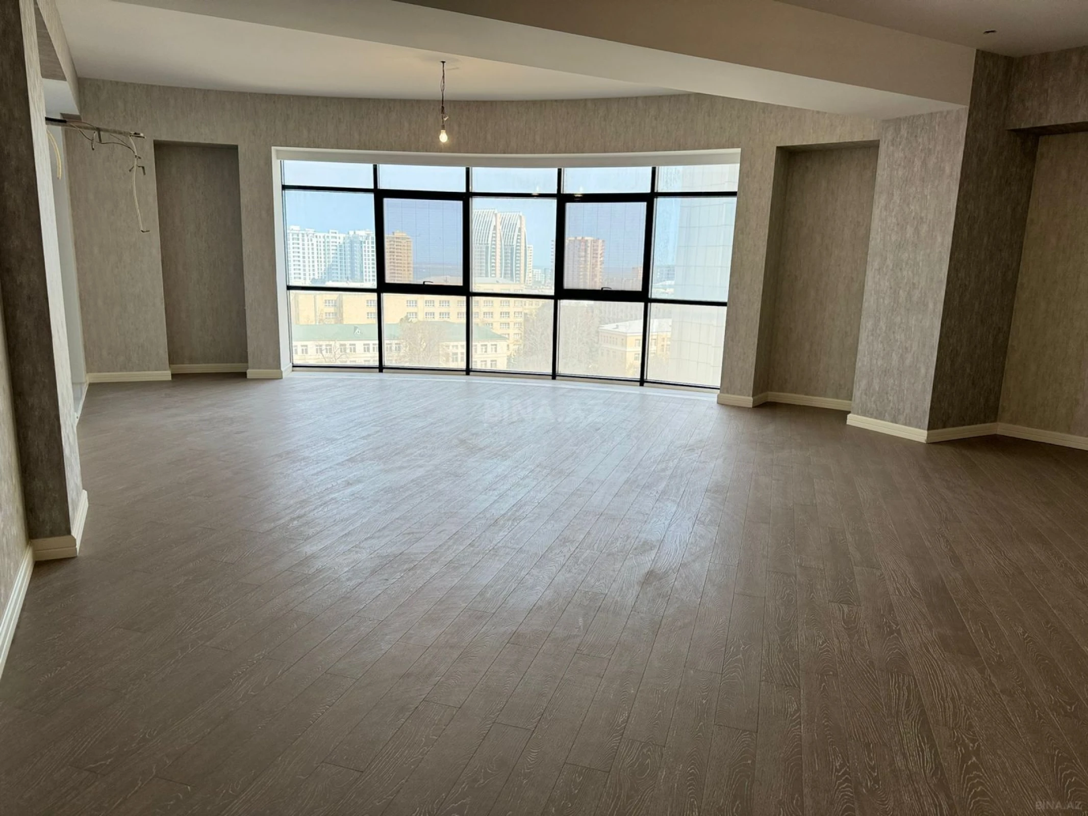 Satılır 4 otaqlı mənzil 253 m²
