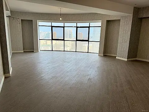 Satılır 4 otaqlı mənzil 253 m²