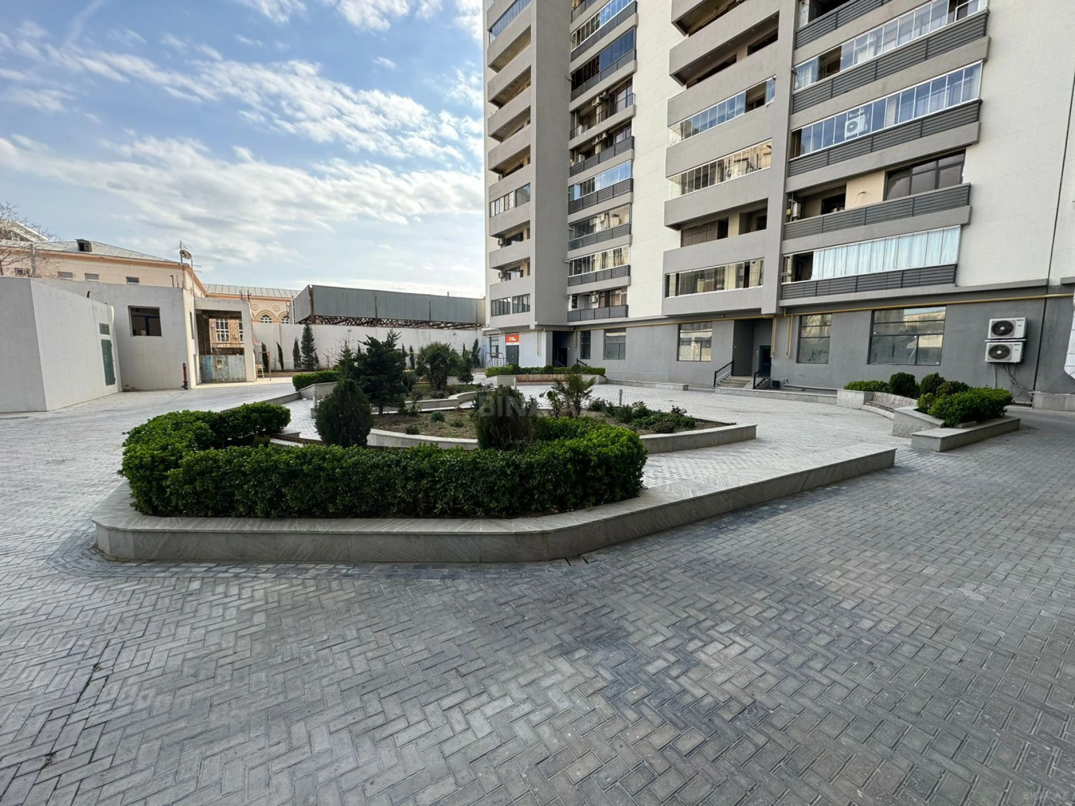 Satılır 4 otaqlı mənzil 253 m²