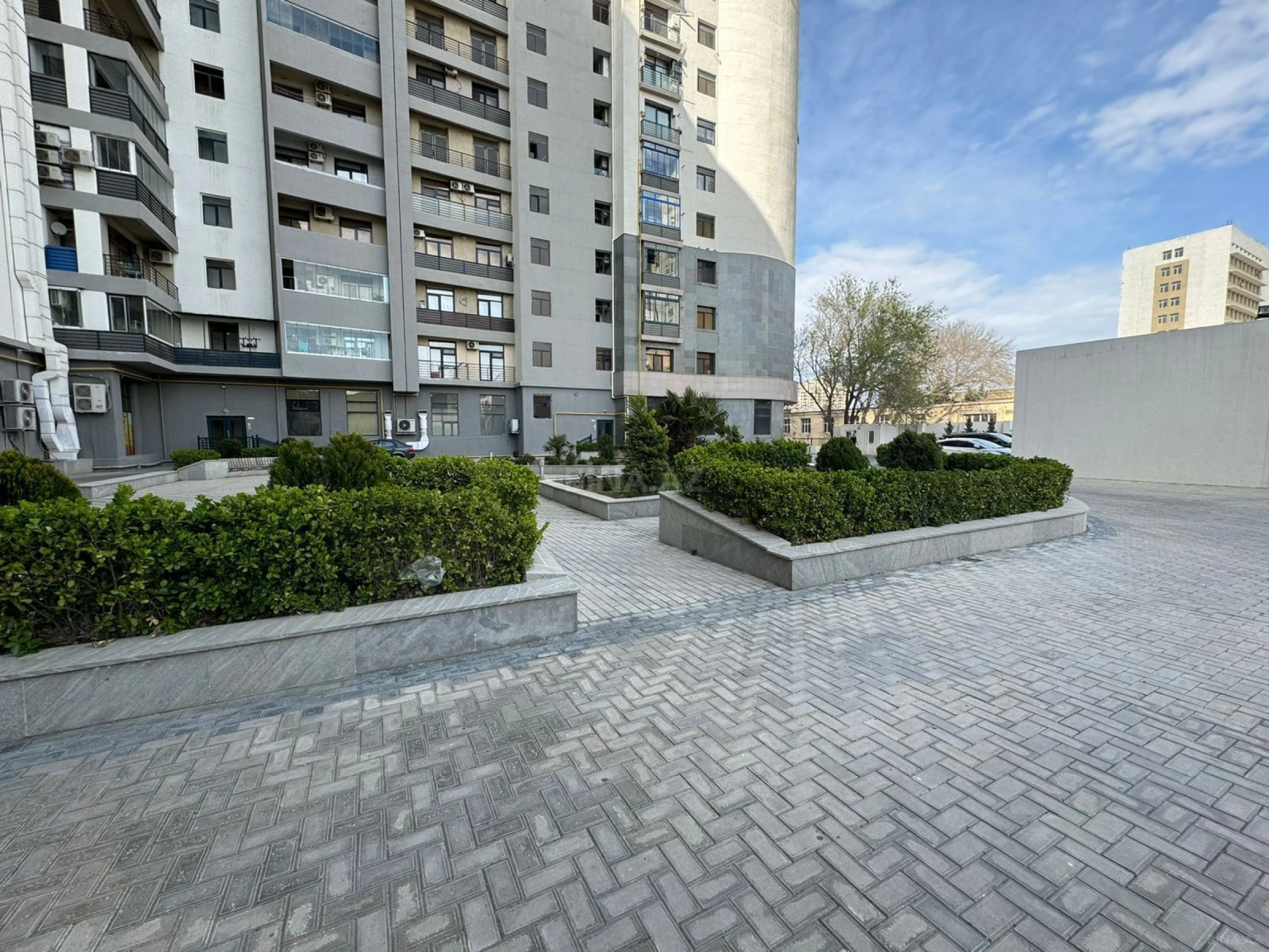 Satılır 4 otaqlı mənzil 253 m²