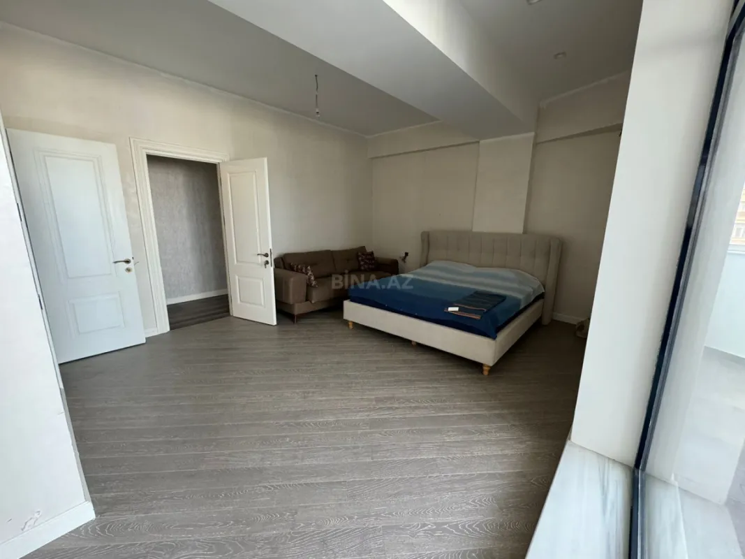 Satılır 4 otaqlı mənzil 253 m²