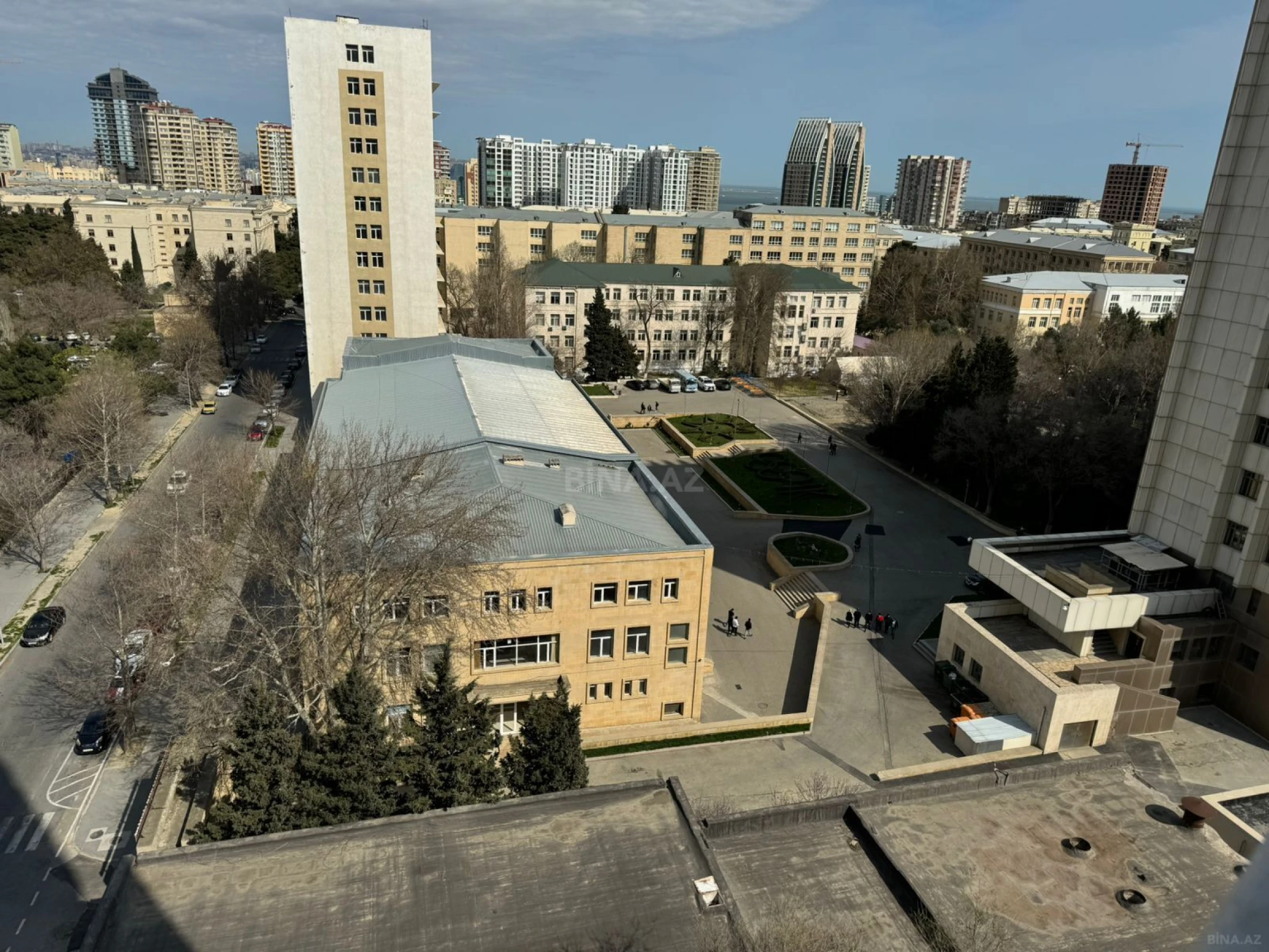 Satılır 4 otaqlı mənzil 253 m²