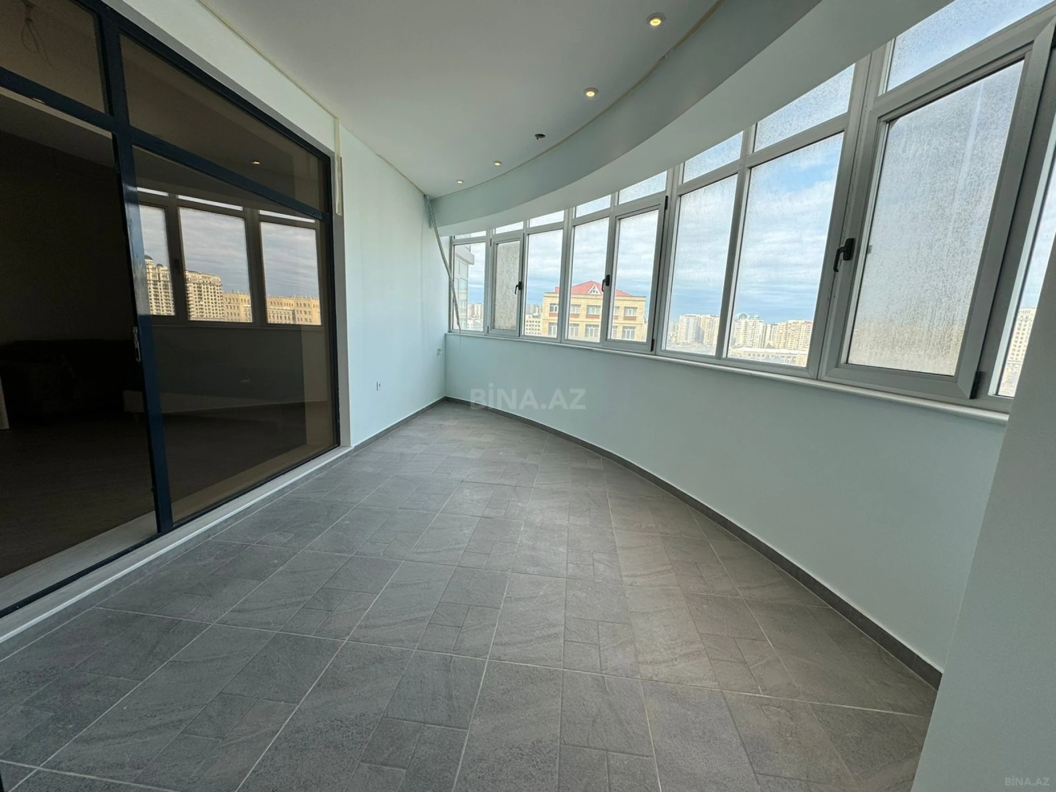 Satılır 4 otaqlı mənzil 253 m²
