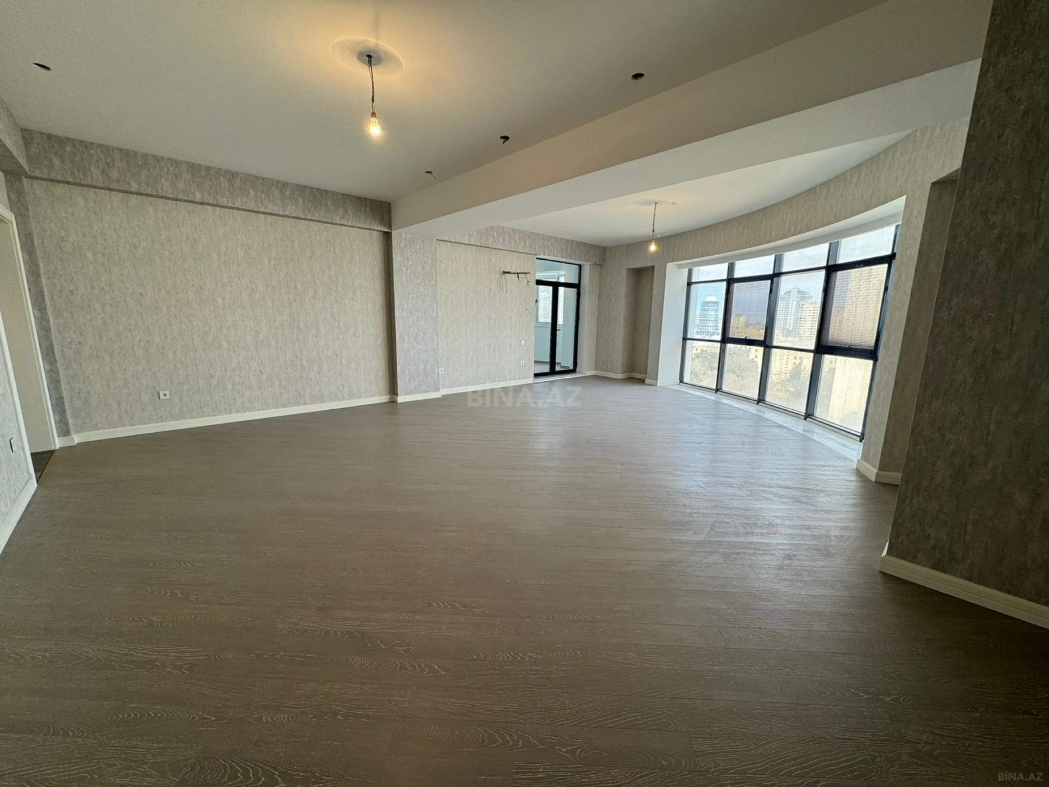 Satılır 4 otaqlı mənzil 253 m²