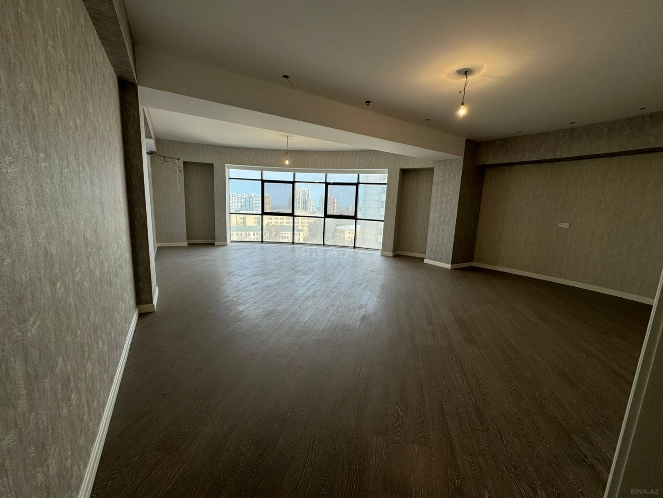 Satılır 4 otaqlı mənzil 253 m²