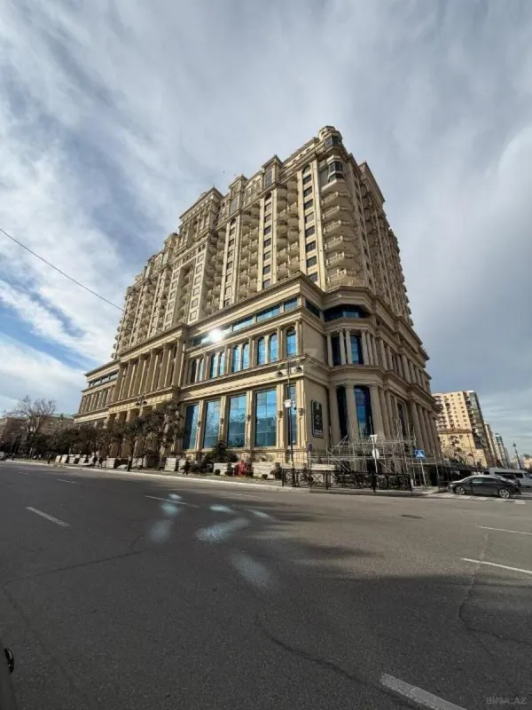 Satılır 4 otaqlı mənzil 147 m²