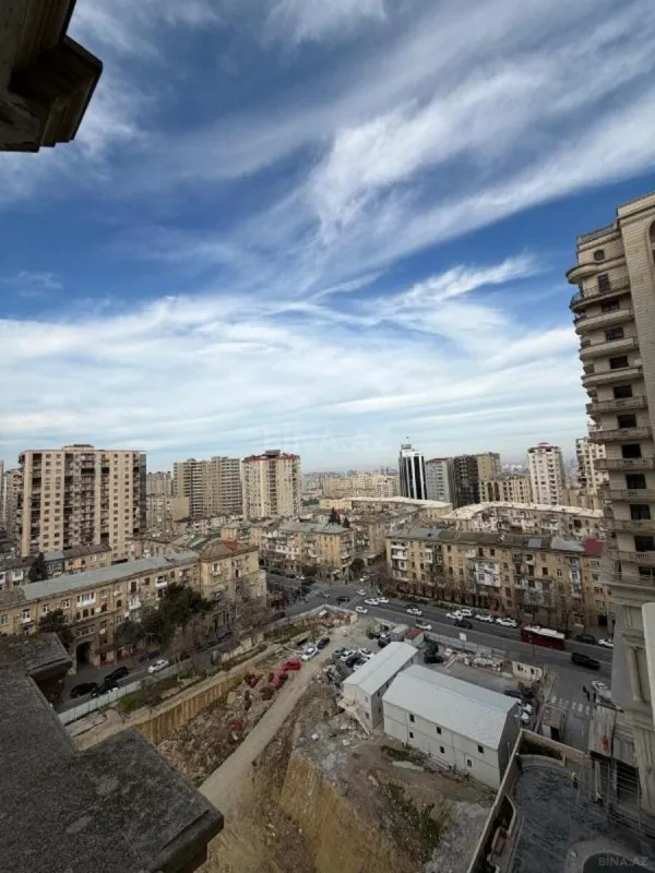 Satılır 4 otaqlı mənzil 147 m²