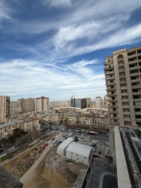 Satılır 4 otaqlı mənzil 147 m²