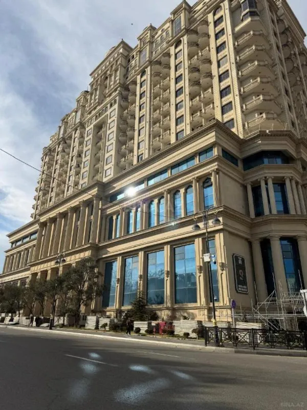 Satılır 4 otaqlı mənzil 147 m²