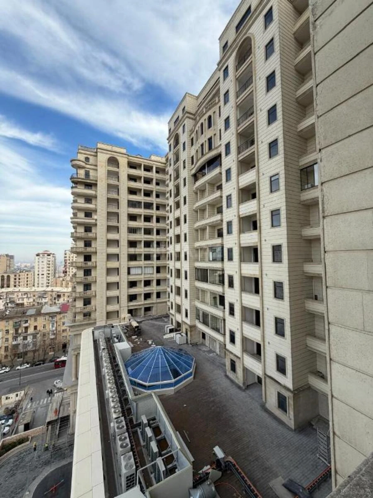 Satılır 4 otaqlı mənzil 147 m²