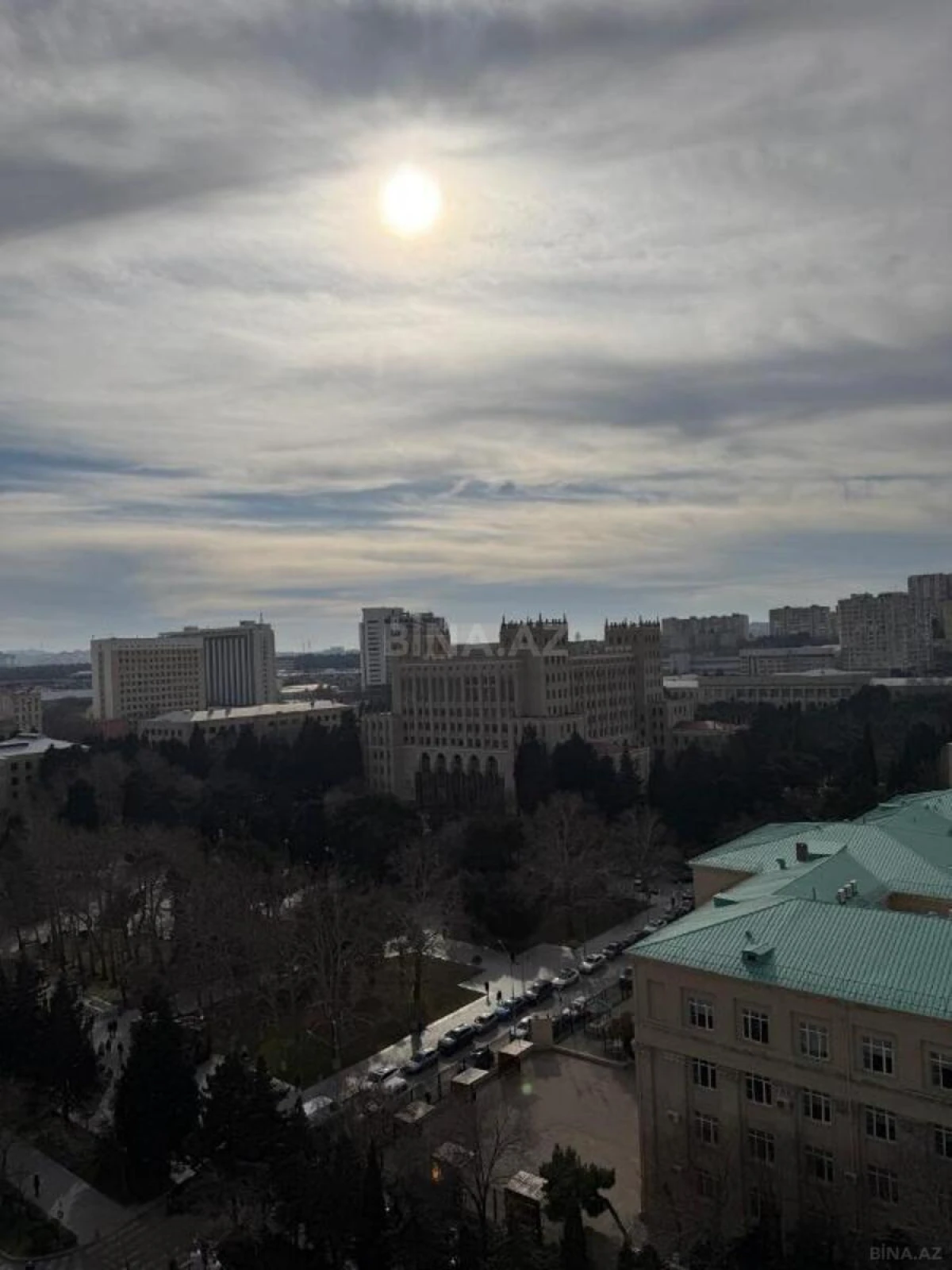 Satılır 4 otaqlı mənzil 147 m²