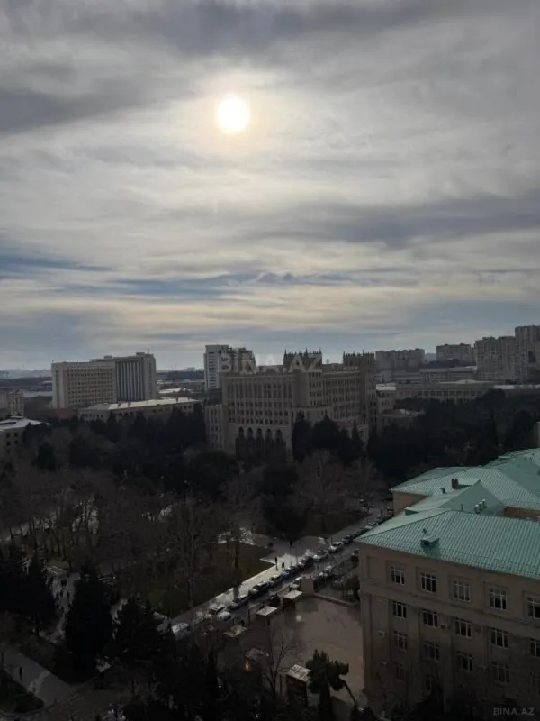 Satılır 4 otaqlı mənzil 147 m²