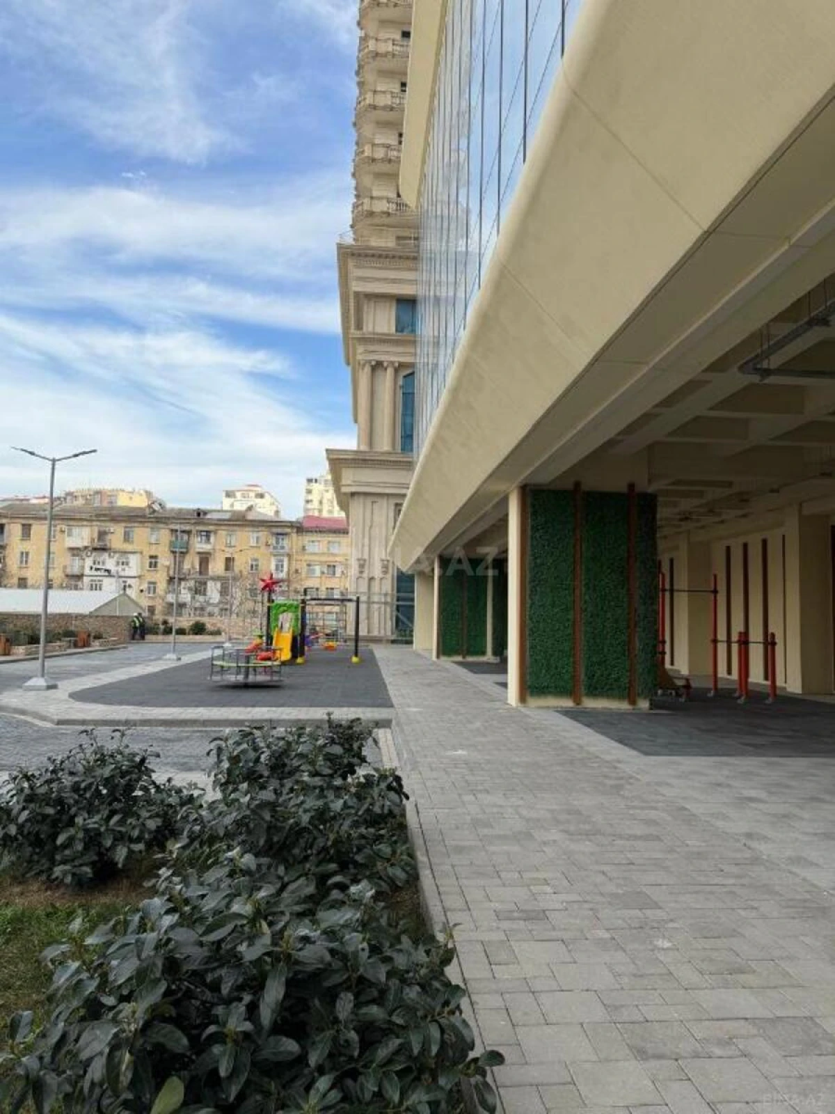 Satılır 4 otaqlı mənzil 147 m²