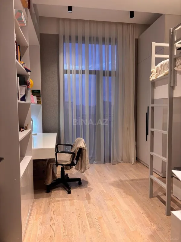 Satılır 4 otaqlı mənzil 137 m²